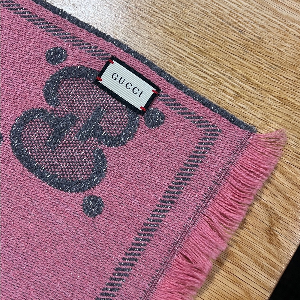 Gently used GUCCI lady nest GG jacquard wool blend scarf pink and grey sparkly - Picture 9 of 12
